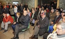 Numerosos vecinos acudieron ayer a la reuni�n celebrada en el local social. 
