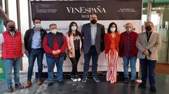 Luis Buitr�n, en el centro, con sus compa�eros de directiva en la Federaci�n de Asociaciones de En�logos