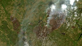 Imagen satelital del fuego en Chandrexa, el mayor activo en Galicia, con las llamas visibles.