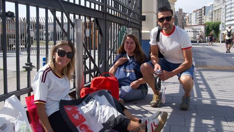Primeros seguidores de Alejandro Sanz en la cola para el concierto del s�bado en el muelle de Bater�a