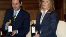 Mari Sol Bueno y Rafael Louzn, entonces presidenta del Consello Regulador de Ras Baixas y de la Diputacin de Pontevedra, con el albario que se mand para la boda real.