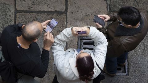 Usando el tel&eacute;fono m&oacute;vil en la calle