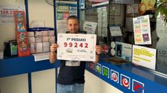 Valent�n Mato con el cartel que acredita la concesi�n del premio