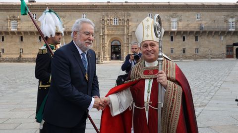 O presidente do Parlamento, Miguel Santalices, sa�da o arcebispo de Santiago, Francisco Jos� Prieto, no Obradoiro