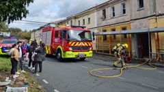 Intervenci�n de los bomberos de Ferrol en un incendio en las viviendas de San Pablo.