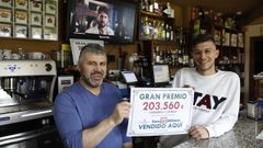 El bar O Encontro de Sandi�s reparti� 200.000 euros del Euromill�n. En la imagen, el propietario del local, Jos� Manuel Nogueiras y su hijo Kevin 