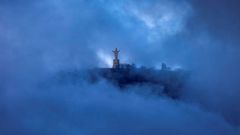 Vista del Cristo del Monte Naranco en Oviedo, entre brumas y bancos de niebla.