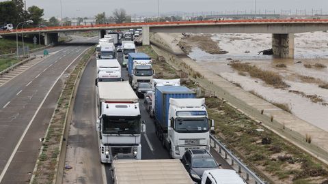 Tráfico en la V-30 a su paso por La Torre, Valencia