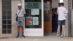 Colas para pedir cita en el centro de salud de Ribeira