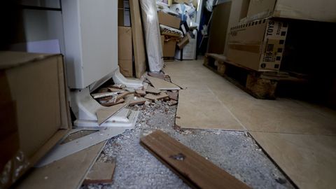Las baldosas se levantaron del suelo o estallaron debido a un movimiento de asentamiento del edificio