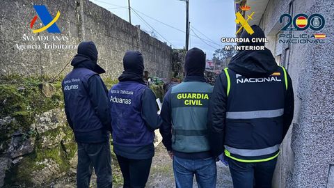 Agentes de la Polic�a Nacional, la Guardia Civil y Vigilancia Aduanera en el galp�n del entorno de Pontevedra donde se intercambiaban los paquetes de coca�na que acababa vendiendo al trapicheo una tienda de calzado deportivo en A Coru�a