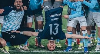 Radu, con su camiseta pensada para que nombre y dorsal se vean cuando hace el pino.