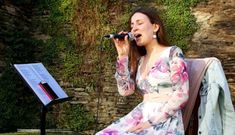 Noelia forma parte do d�o Una Mesa Para Dos e tocou no Muralleando o D�a da M�sica