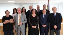 Foto de familia de los hijos adoptivos de Teo con las autoridades