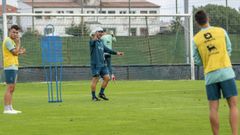 Jos lberto da instrucciones durante un entrenamiento del Racing de Santander