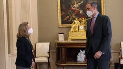 Felipe VI, junto a la vicepresidenta tercera del Gobierno, este jueves en una recepcin al Consejo Asesor de Inteligencia Artificial