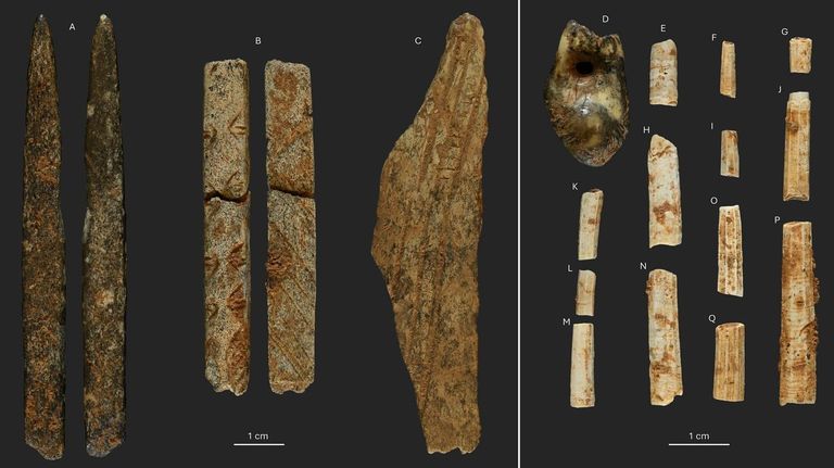 Herramientas y ornamentos hechos de materias primas animales. A) Punta de lanza de sección cuadrada hecha de asta de ciervo. B) Varilla plano-convexa hecha de asta de ciervo. C) Fragmento de hueso con decoración escalonada. D) Canino de ciervo perforado usado como colgante. EQ) Conjunto de cuentas de Antalis novemcostata .