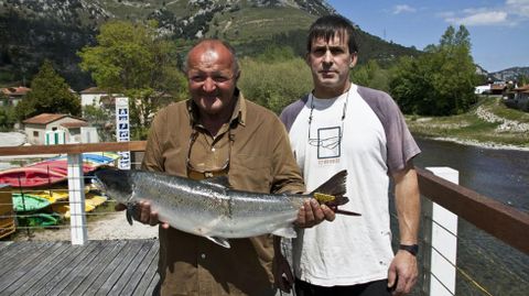Abel Sousa (izquierda) posa con el primer salmón de la temporada en el Cares.Abel Sousa (izquierda) posa con el primer salmón de la temporada en el Cares