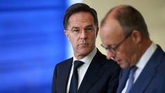 El secretario general de la OTAN, Mark Rutte, observa al canciller alem�n, Friedrich Merz, durante su comparecencia conjunta en Berl�n