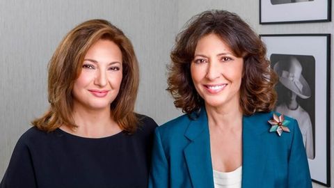 A la izquierda, Marta lvarez, la presidenta saliente y, a la derecha, Cristina lvarez, la nueva directiva de El Corte Ingls