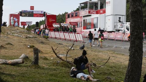 Pblico en la meta de La Vuelta de la Estacin de Montaa de Manzaneda.