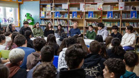 El genetista �ngel Carracedo, con alumnos del CPI As Revoltas hace unos d�as