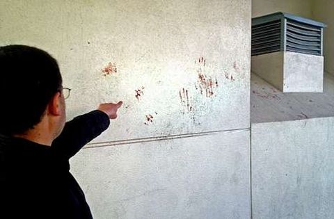 Un testigo se�ala manchas de sangre que dejaron los detenidos tras la actuaci�n policial.