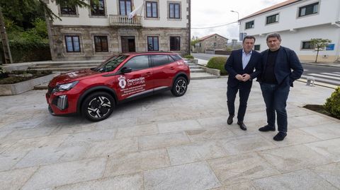 Imagen de archivo de la entrega, por el presidente de la Deputaci�n, de un veh�culo para el SAF en Dumbr�a