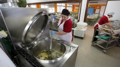 Cocinera de la Xunta en San Sadurni�o y proveedores de la zona. Luisa es la cocinera que con el apoyo de tres ayudantes (todos personal de la Xunta) se pone ante los fogones para dar de comer a 300 ni�os cada d�a con productos de la comarca.
