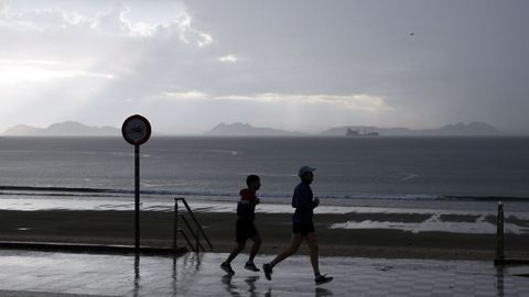 Foto de la r�a de Vigo realizada el 28 de abril a las 20.15 horas, en la semana donde la posici�n del sol ser� igual a la semana del eclipse del 12 de agosto, aunque la tormenta, en este caso, impide ver el sol