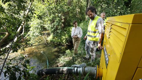 La alcaldesa de Viveiro con personal de Viaqua inspeccionando el cauce del Landro