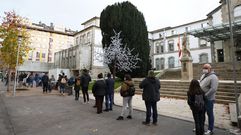 Cola para hacer una prueba PCR durante el puente festivo en el p�rking del Hospital Provincial de Pontevedra. 