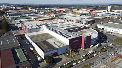 Vista a�rea del pol�gono industrial de O Ceao; de rojo, la nave de Arenal Perfumer�as