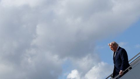 Donald Trump desciende del avi�n presidencial a su llegada a Florida.