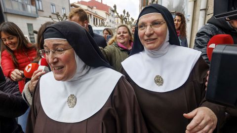 La exabadesa del Monasterio de Belorado, Laura García de Viedma (izquierda) tras declarar como investigada en un delito de apropiación indebida vinculado a una operación de venta de oro