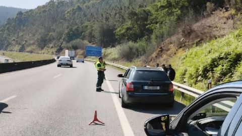 La Guardia Civil intercept� el veh�culo fugado a quince kil�metros del dispositivo.