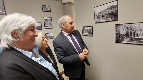 Las hijas de Javier Nuevo visitando con el alcalde la exposicin recin inaugurada