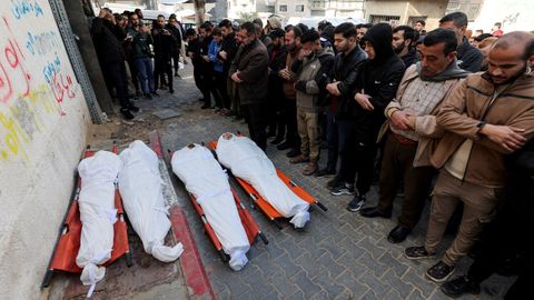 Rezo en Ciudad de Gaza por cuatro de las v�ctimas mortales de los �ltimos bombardeos de Israel sobre la Franja 