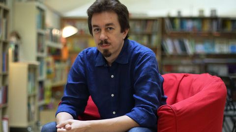 Mairal, en una imagen del 2018 en la librer�a Moito Conto de A Coru�a