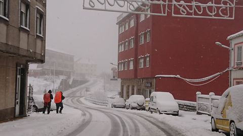 En A Fonsagrada, la nieve ocultaba casi por completo los coches aparcados.