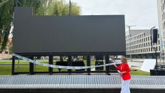 Luisa S�nchez frente a la pantalla precintada por la Polic�a Local