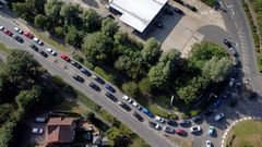 Largas colas ante una gasolinera en la localidad brit�nica de Ashford.