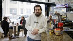 Jano,en la cafetera que acaba de poner en marcha en la esquina de Bedoya y Ramn Cabanillas