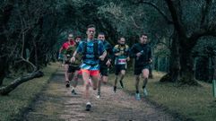 Corredores de la VIII Carreira por Monta�a del club deportivo V�rtice a su paso por el Paseo de los Olivos del pazo de Ortigueira, en Vedra.