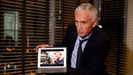 El periodista Jorge Ramos muestra el v�deo que indign� a Nicol�s Maduro