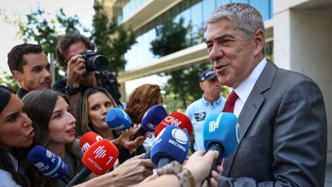 Sócrates habla con los periodista antes de su comparecencia ante el tribunal.
