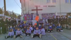 Escolares del Virxe Milagrosa de Bueu participaron en un acto para sensibilizar sobre el drama de la inmigraci�n tras recibir la Cruz de Lampedusa