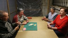 Manuel, Socorro, Pura y Purificaci�n son los fijos del curioso y artesanal casino. 