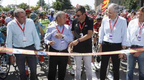 El presidente de la Diputaci�n, Dario Campos; el alcalde, Jos� Tom�; el director de la prueba, Javier Guill�n, y el candidato del Partido Popular a la Xunta por Lugo, Francisco Conde, en la l�nea de salida