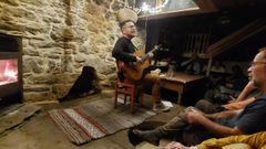 Habituado a actuar en grandes aforos de Brasil, Argentina o Uruguay, Drexler dio el sbado un concierto ntimo en la lareira de AlasRaces,en una aldea de Ourol